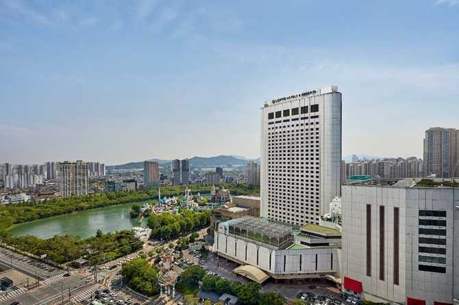 Lotte Hotel World - image 1