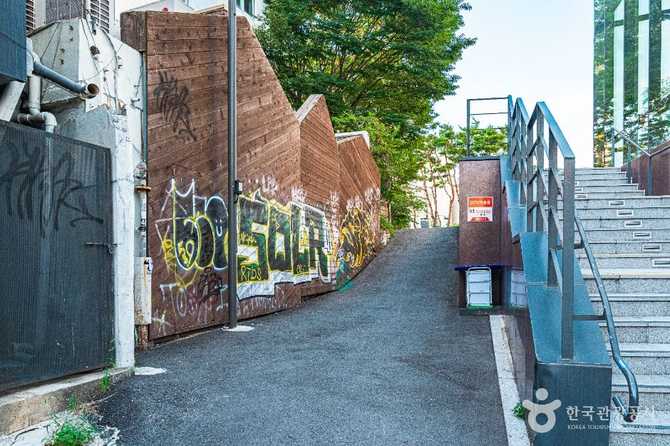 Discover Hongdae Mural Street - image 2