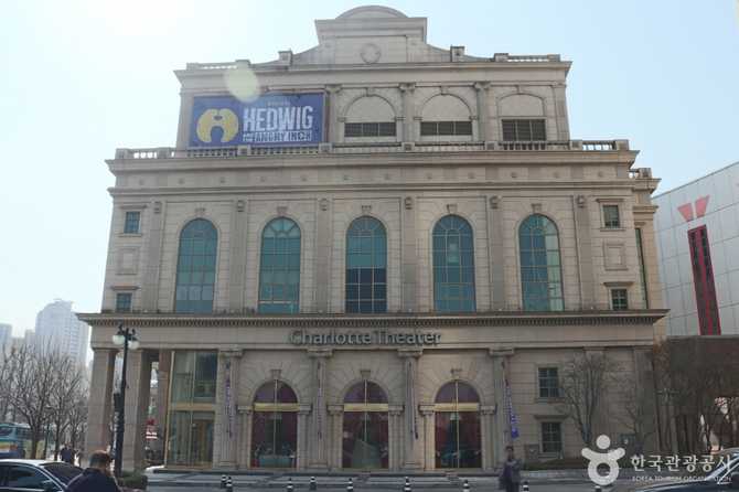 샤롯데씨어터: 국내 최초 뮤지컬 전용 극장 소개와 방문 정보