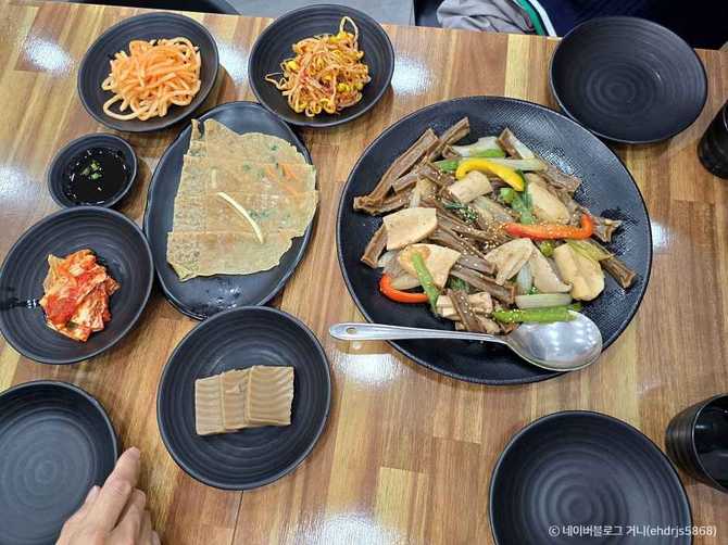 산도토리임자탕: 건강한 채식 중심 도토리 요리 맛집 소개 1