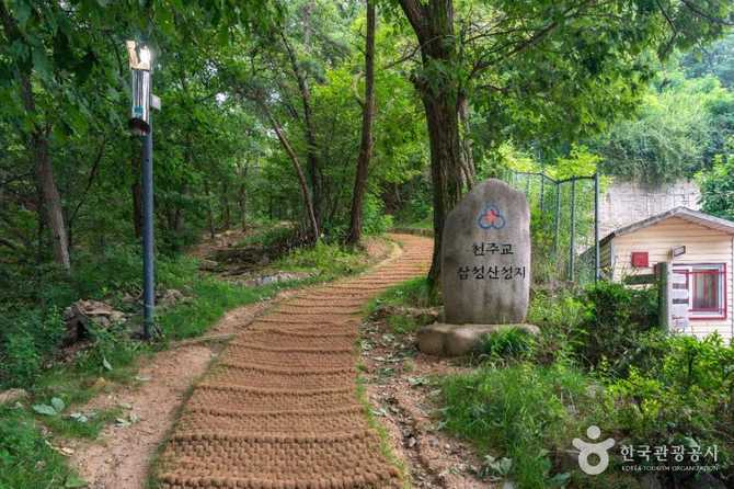 삼성산성지: 한국 천주교 순교 성인들의 유해가 안치된 역사적 성지