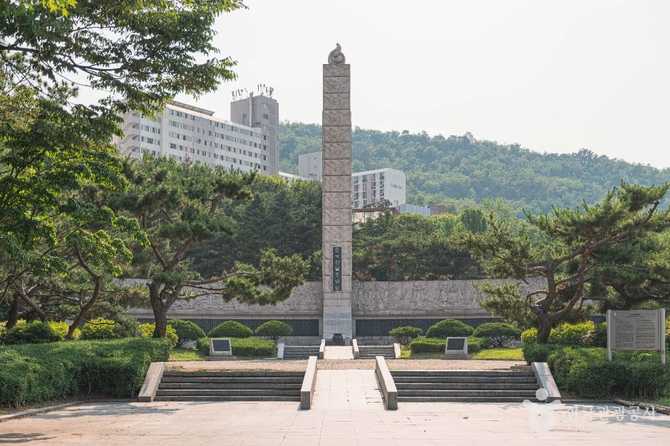 서대문독립공원 순국선열추념탑: 독립운동가들의 숭고한 희생을 기리다