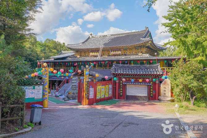 Visit Gukraksa Temple in Seoul - image 2