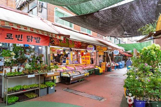 금천구 최대 규모의 현대시장, 비단길 시장 소개와 방문 정보 1