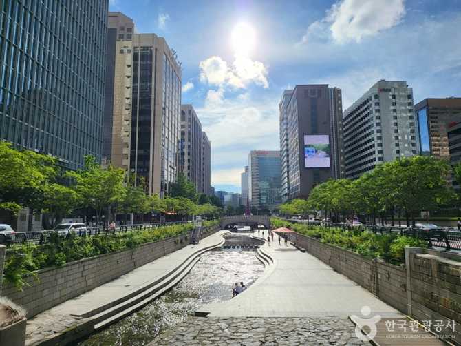서울 도심 속 자연과 문화가 어우러진 청계천 명소 안내