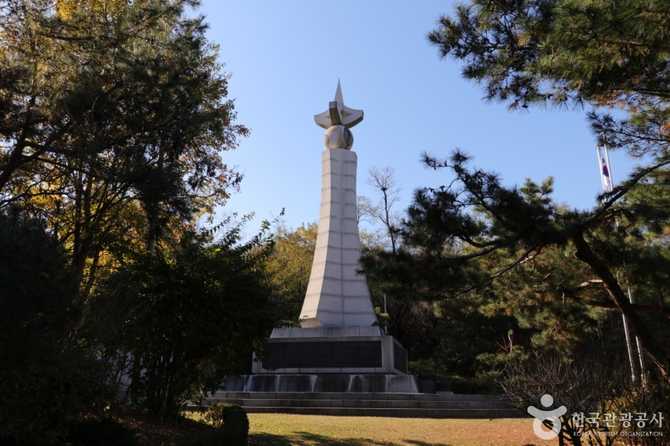 서울 중구 장충동에 위치한 3.1독립운동기념탑의 의미와 방문 정보 1