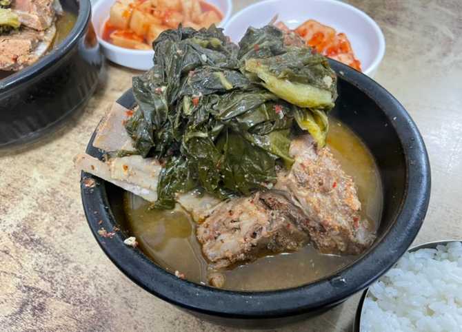 마포구 망원동 일등식당, 뼈해장국 전문점으로 인기