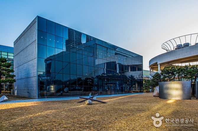 Visit Busan Museum of Modern - image 8