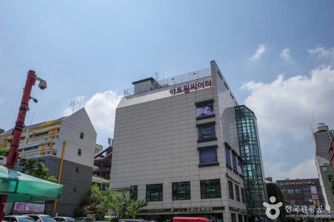 Experience Live Theater at Yes24 - image 2