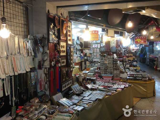우석공예사: 전통 공예품과 수출로 인정받는 한국 공예의 명소 1