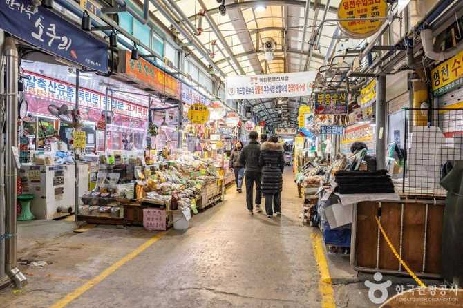 서울 서대문구 독립문 인근 영천시장, 전통과 현대가 어우러진 대표 골목시장 2