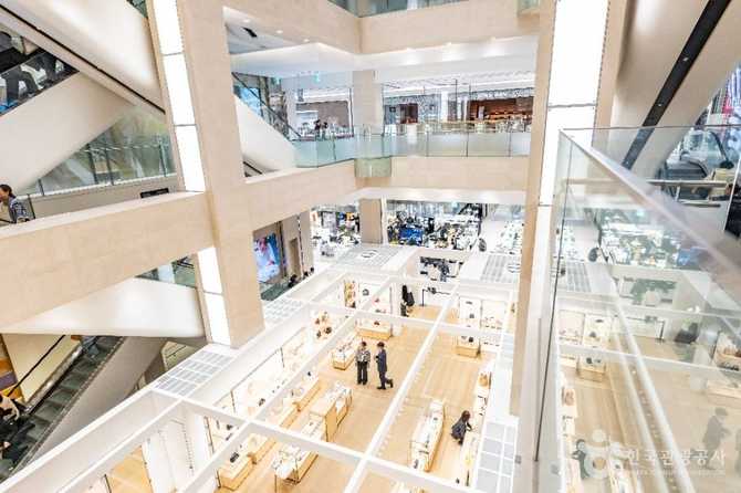 Shinsegae Department Store Main Branch - image 3
