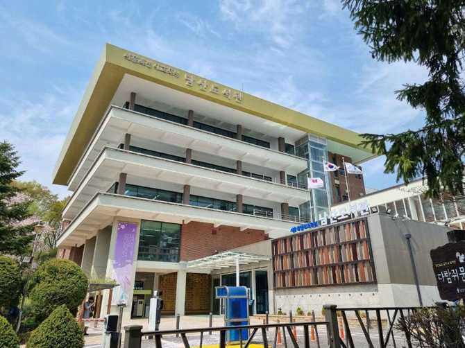 Namsan Library Seoul - image 3