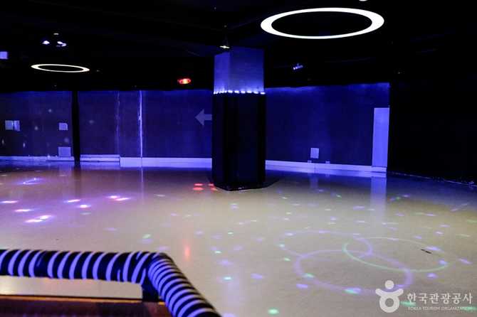 Roll Queen Roller Skating Rink - image 2