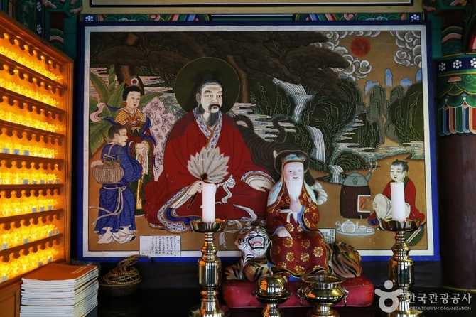 Discover Geumyongam Temple in Busan - image 2
