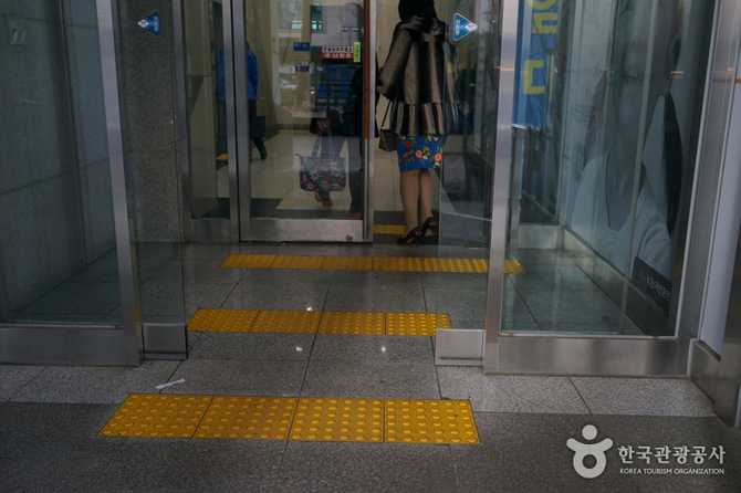 Discover Seoul Yakryeong Market - image 1