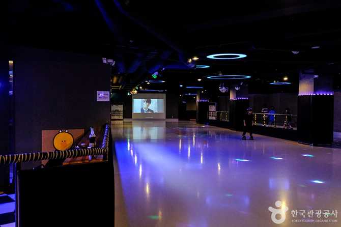 Roll Queen Roller Skating Rink - image 3