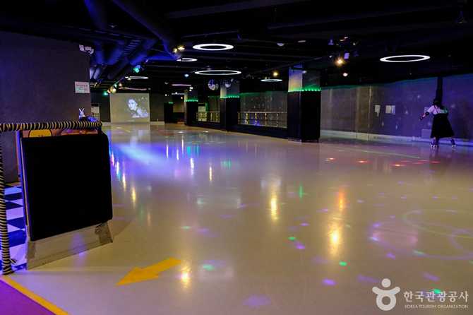 Roll Queen Roller Skating Rink - image 4