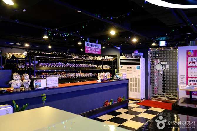Roll Queen Roller Skating Rink - image 5