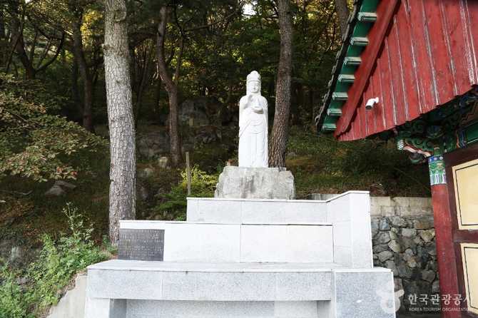Discover Geumyongam Temple in Busan - image 6