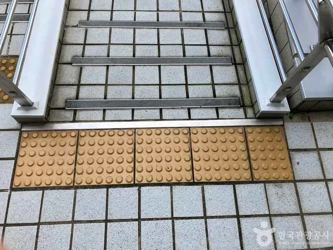 Visit Busan Museum of Modern - image 15