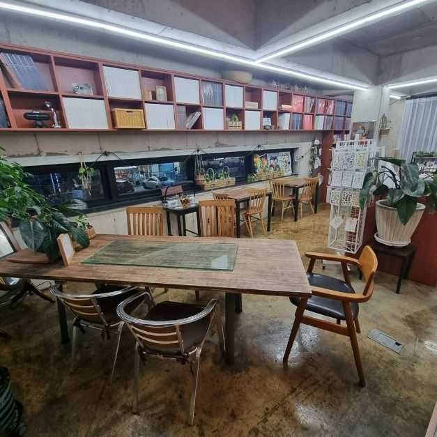 부산 금정구의 복합 문화공간, 쓰다북스와 원더러스트커피 소개 2
