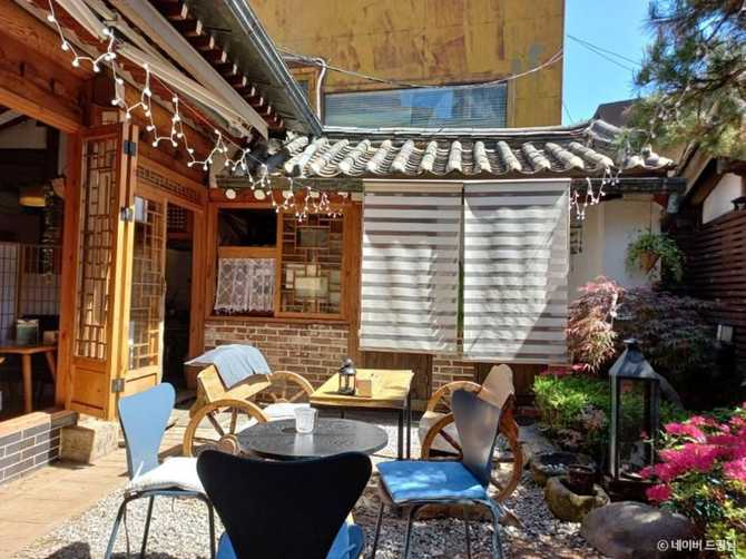 Traditional Hanok Cafe in Seoul - image 2