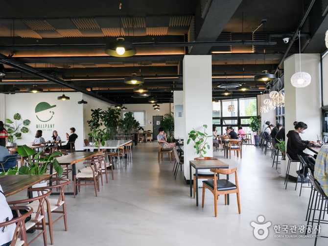 Discover the Best Bakery Cafe - image 2
