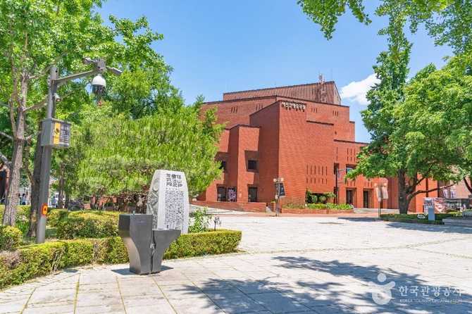 Discover Maronie Park - image 1