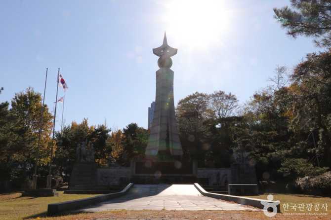 서울 중구 장충동에 위치한 3.1독립운동기념탑의 의미와 방문 정보 2