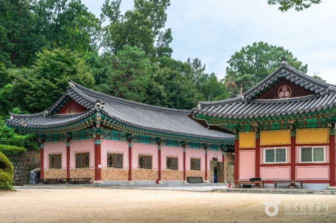 Visit Gwaneumsa Temple in Seoul - image 2