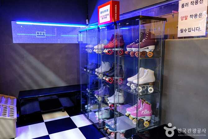 Roll Queen Roller Skating Rink - image 11
