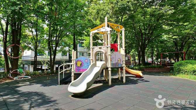 Hanyang Park - image 2