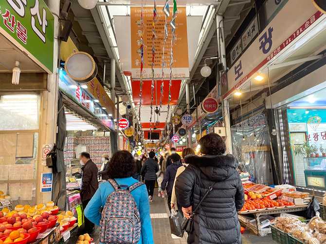 Discover Shinchang Market in Seoul - image 2