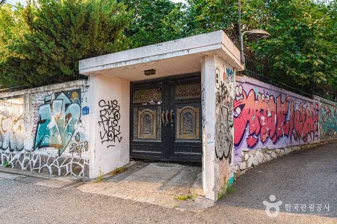 Discover Hongdae Mural Street - image 1