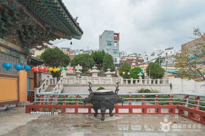 Explore Soryeongsa Temple in Busan - image 2