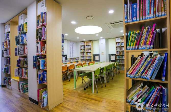 Busan Yeonsan Public Library - image 4