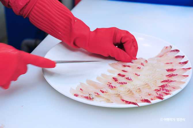 Experience Fresh Seafood at Dadae - image 3