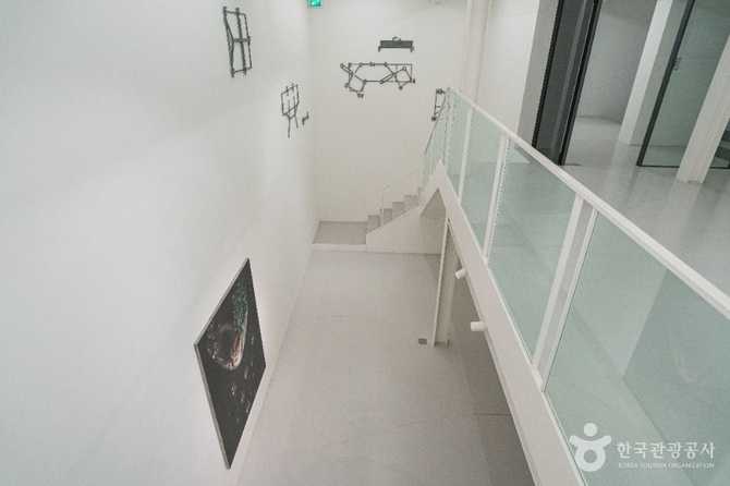 서울 용산구 갤러리에스피: 현대 미술 전시와 작가 지원의 중심지 3