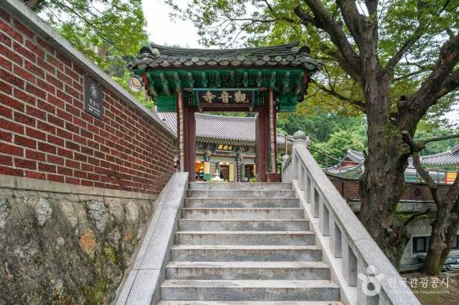 Visit Gwaneumsa Temple in Seoul - image 3