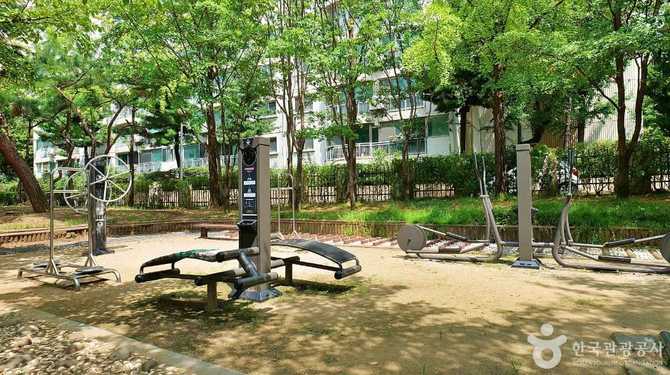 Hanyang Park - image 3