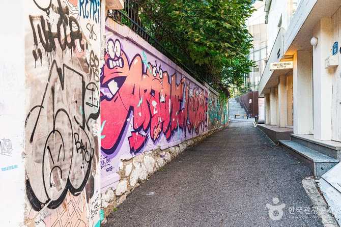 Discover Hongdae Mural Street - image 4