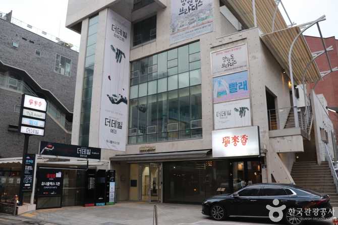 Experience Top Cultural Performances at - image 3