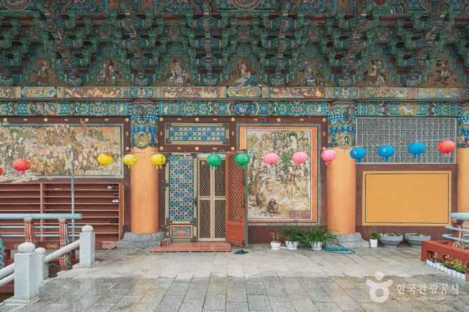 Explore Soryeongsa Temple in Busan - image 3