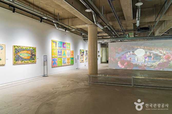 Discover Sabina Art Museum - image 3