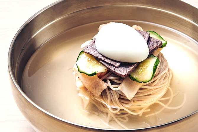 압구정면옥: 전통 평양냉면과 한우 요리의 명소 4