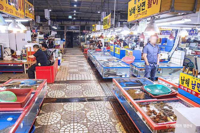 Experience Fresh Seafood at Dadae - image 4