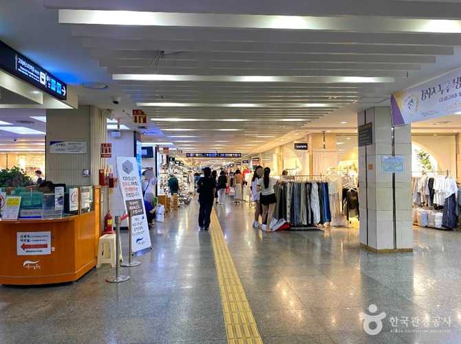 Gotu Mall at Gangnam Terminal - image 3