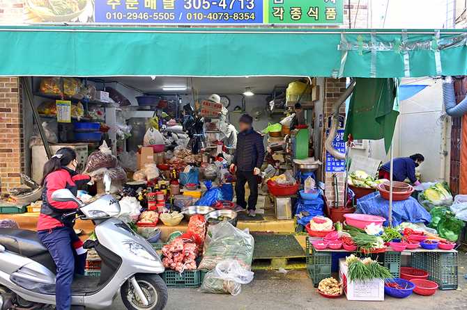 Visit Dampo Market - image 5