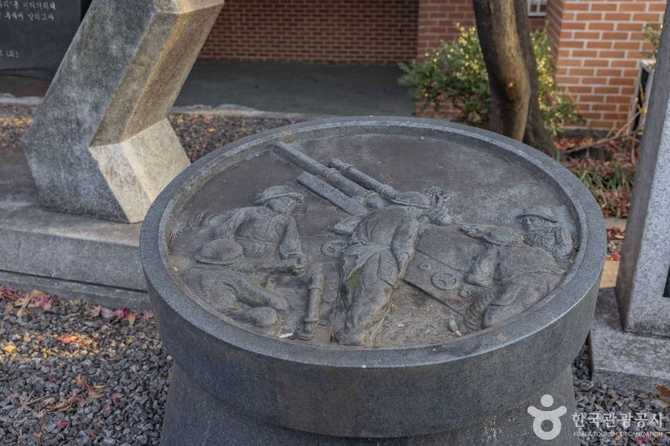 서울학도병참전기념비: 조국을 위해 희생한 학도들의 숭고한 희생정신 4